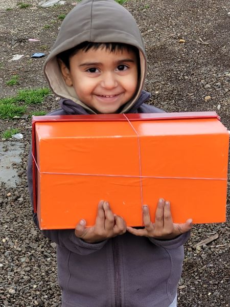 Verteilung strahlender Junge.jpg